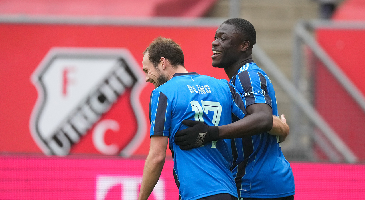 Dominant Ajax coast to victory in Utrecht