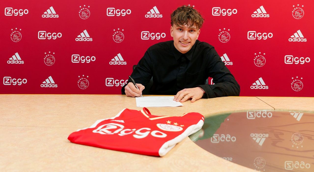 Ajax Sign Mika Godts