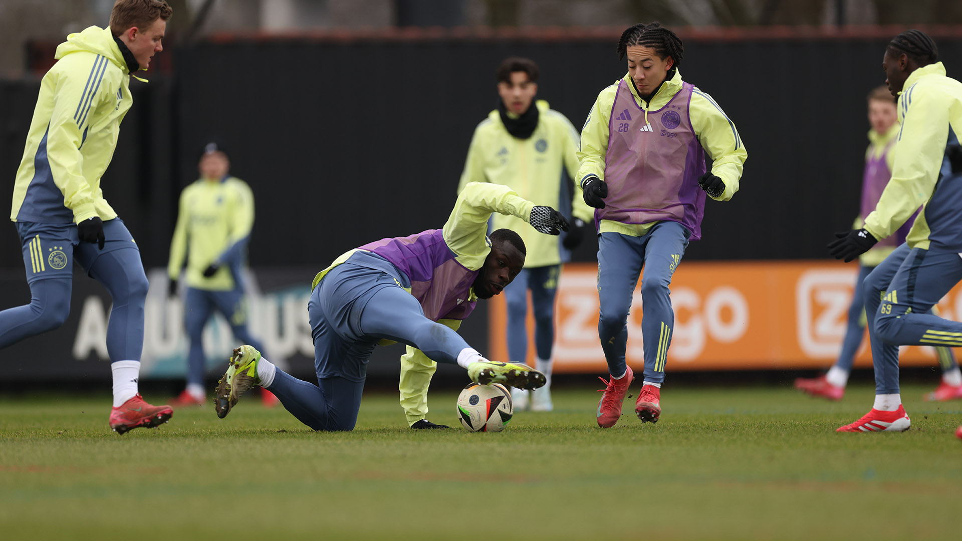 Pemain Ajax berlatih di lapangan