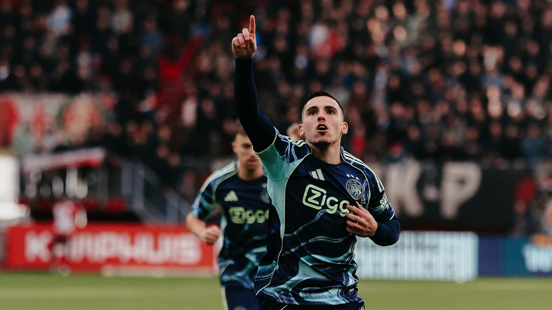 Ajax win in Twente