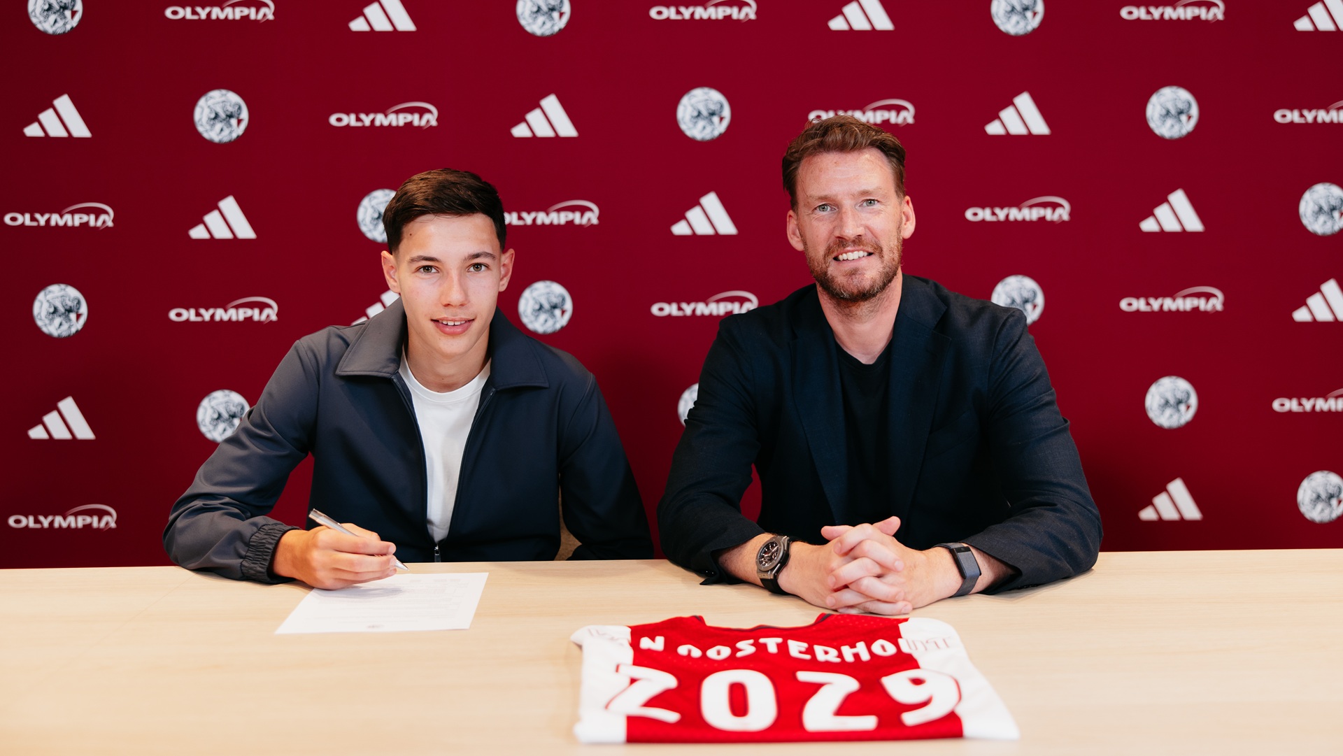 First professional contract for Charly van Oosterhout