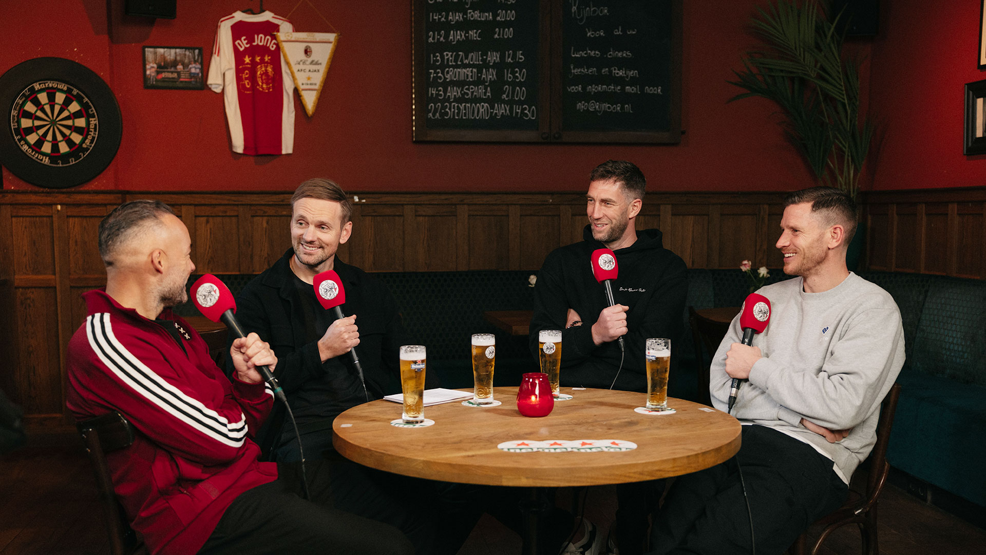 Ajax X Heineken | Mini-reunion of football friends in an Amsterdam café