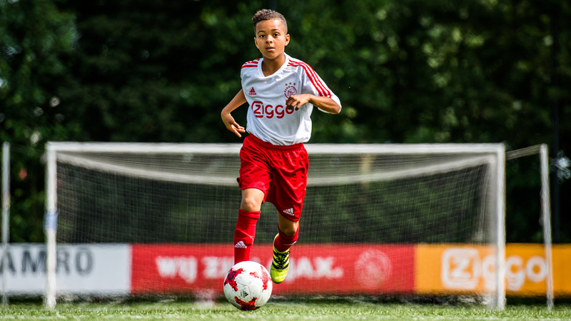 Young Boys in Sports Club on Soccer Football Training. Les enfants