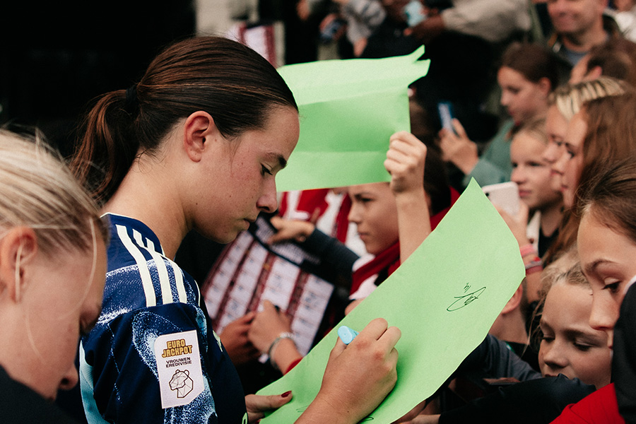 Isa Met Fans