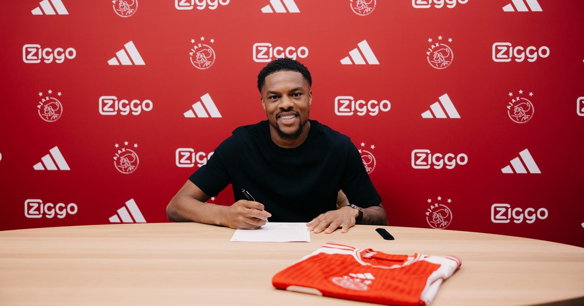 Ajax signs Chuba Akpom