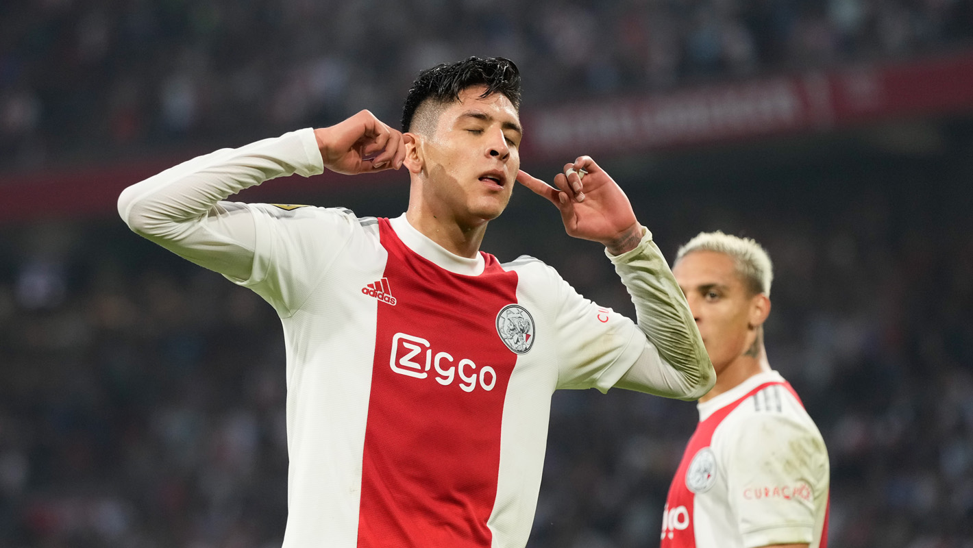 Álvarez extends contract
