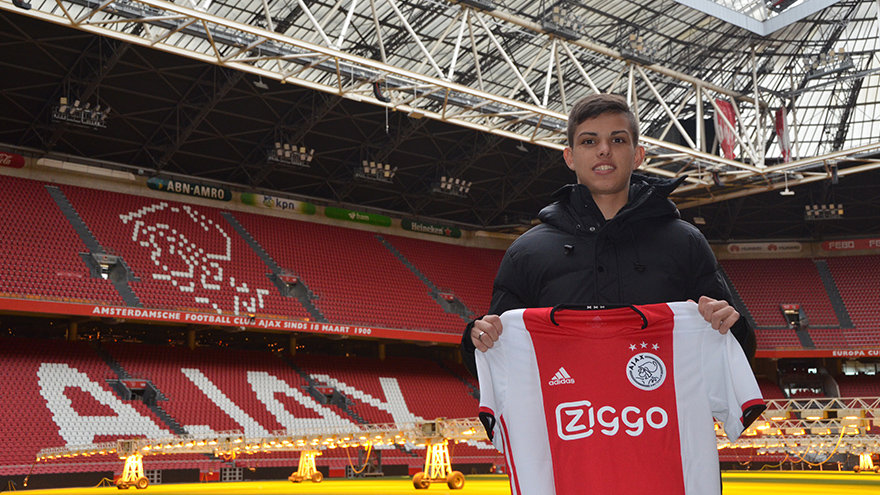 ajax-signs-giovanni-manson-ribeiro