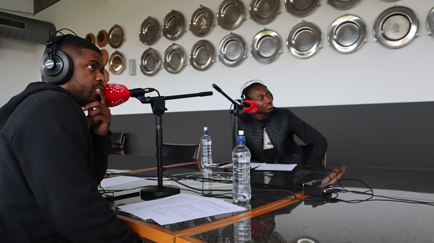 David the Host (l.) and Eyong Enoh are listening carefully.