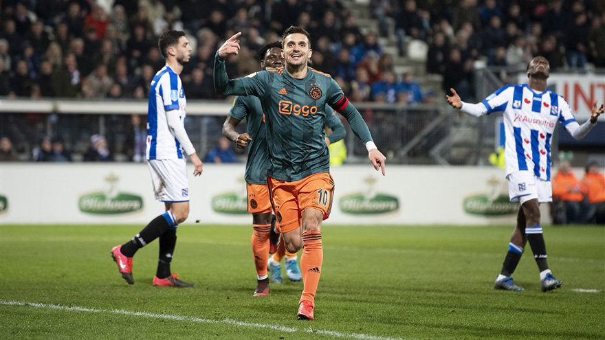 tadic-leads-ajax-to-victory-in-heerenveen